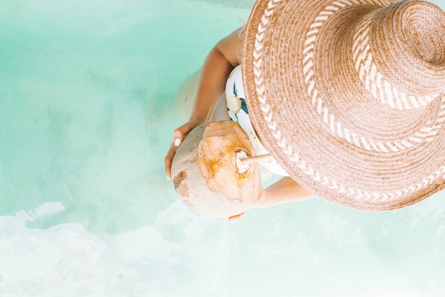 La détente en famille dans la piscine